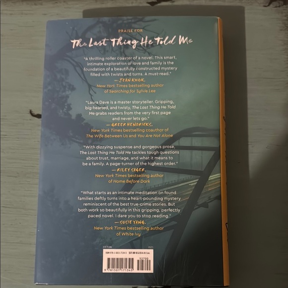 'The Last Thing He Told Me' Book - Picture 2 of 2